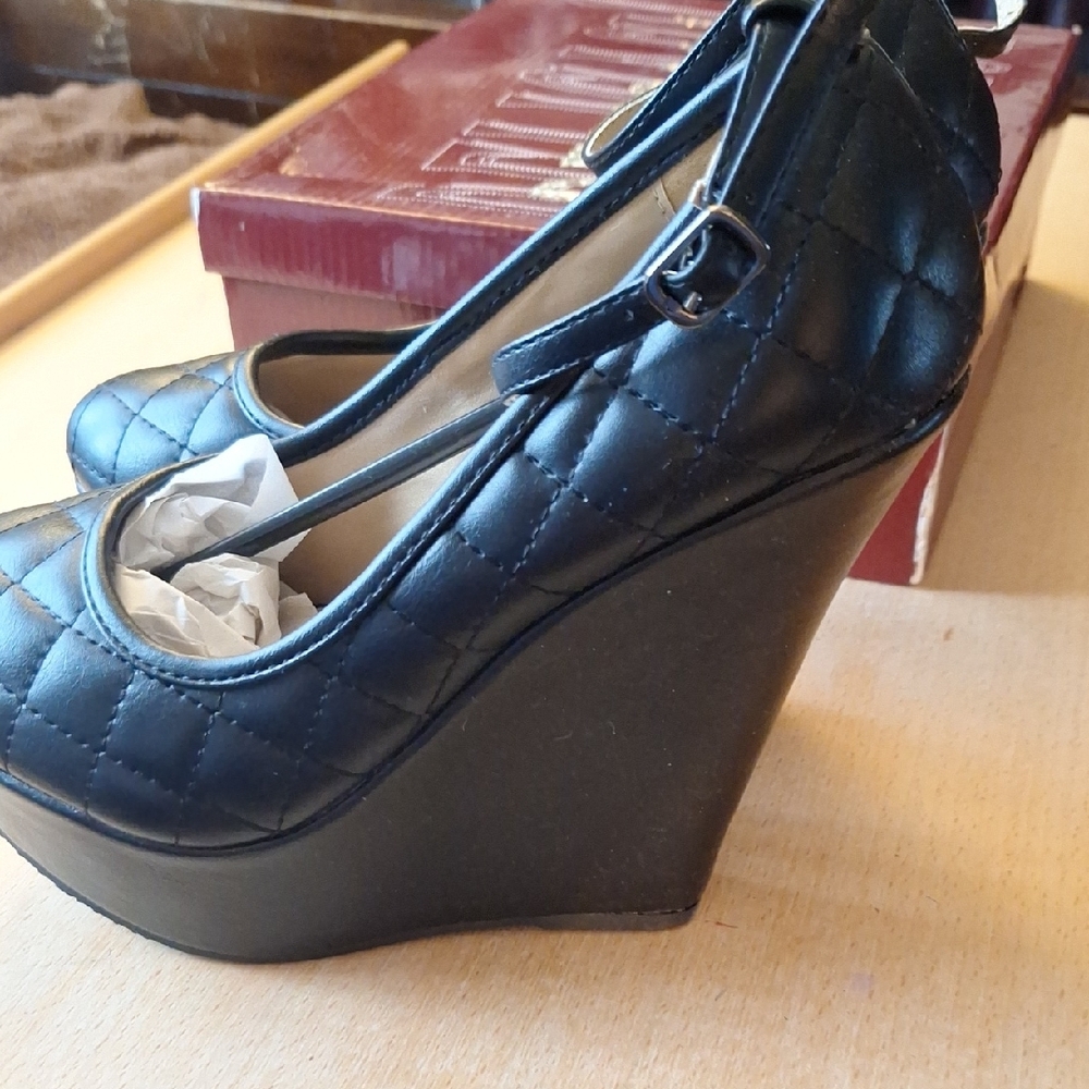 Delicacy Black Quilted Heels - Picture 4 of 10